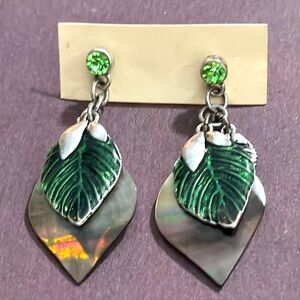 💜 3/$10 Mother of Pearl and Green Leaf Dangly Earrings